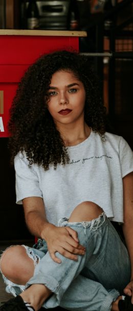 foto-chica-pelo-rizado-morena-home