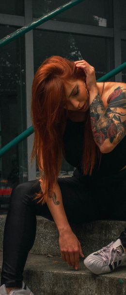 foto-chica-pelo-rojo-tatuajes-home