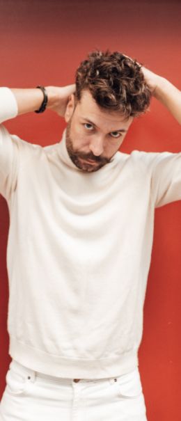 foto-chico-pelo-fondo-rojo-home